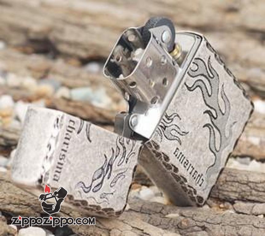 Bật lửa Zippo bạc cổ trạm khắc hoa văn ngọn lửa