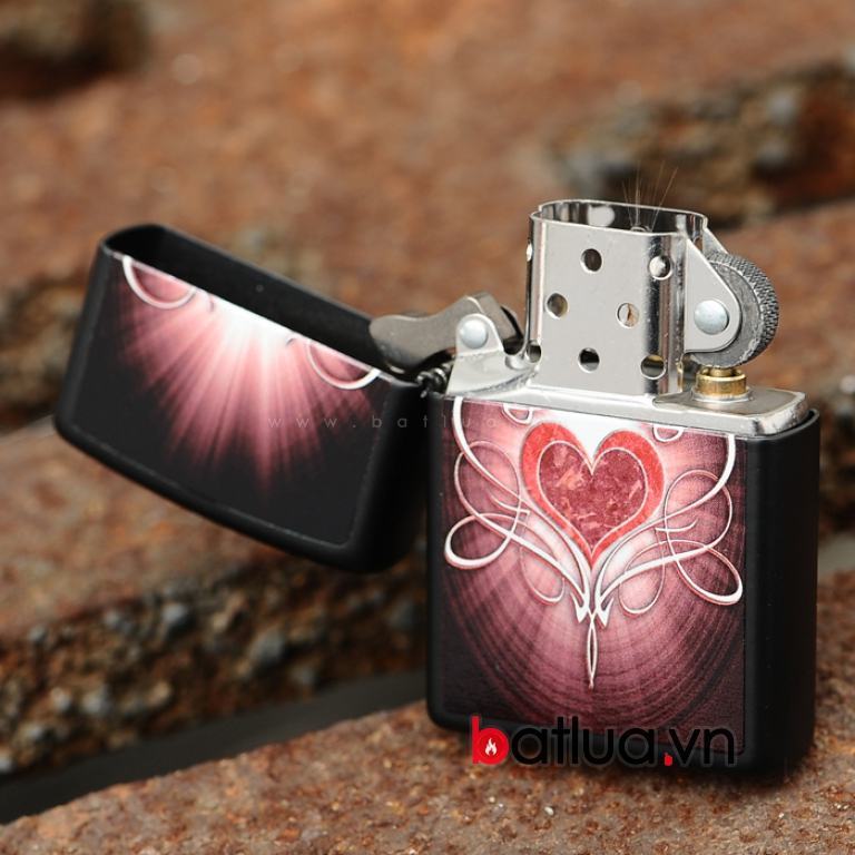 Bật lửa Zippo sơn đen on hình trái tim hồng