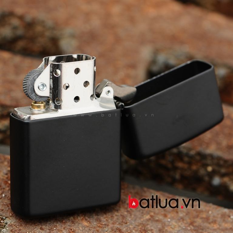 Bật lửa Zippo sơn đen on hình trái tim hồng