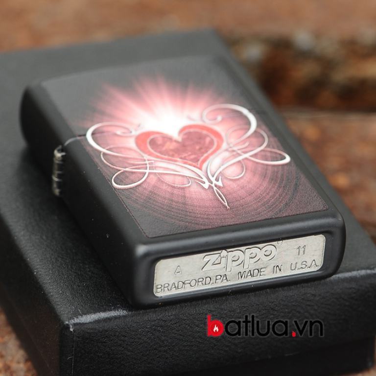 Bật lửa Zippo sơn đen on hình trái tim hồng