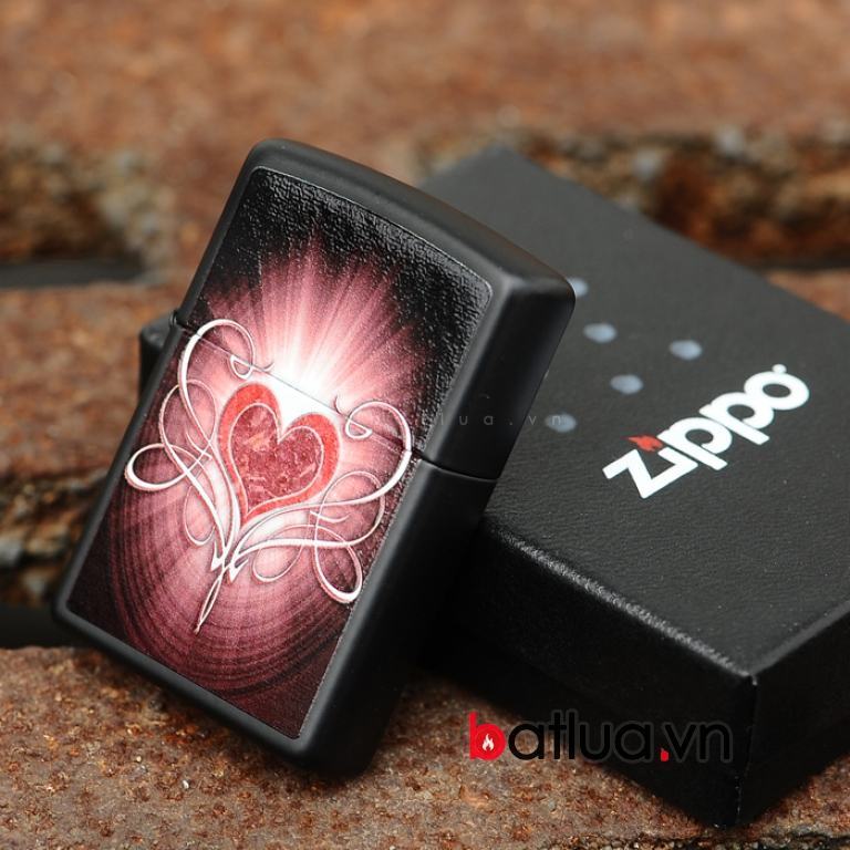 Bật lửa Zippo sơn đen on hình trái tim hồng