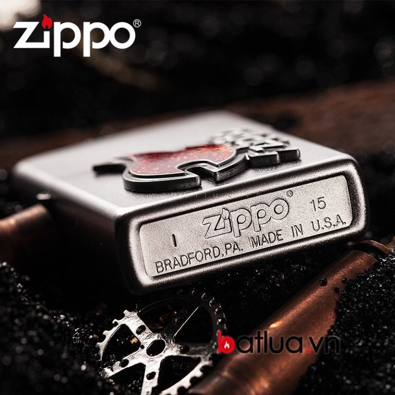 Bật lửa Zippo cát satin in nổi ngọn lửa và chữ Zippo