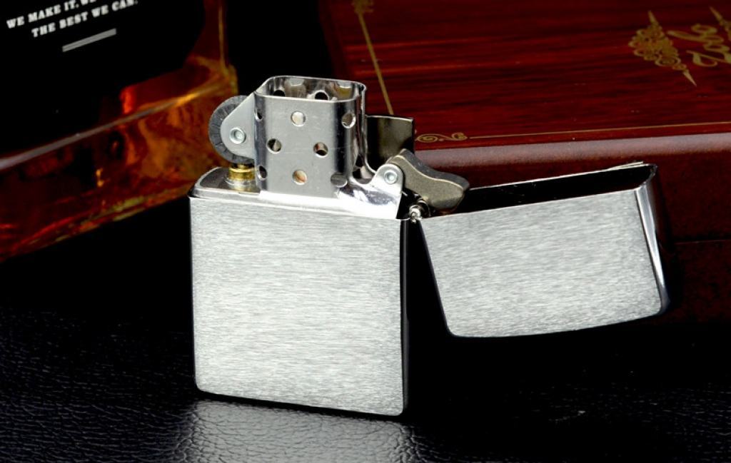 Bật lửa Zippo phiên bản Châu Âu Chim Ưng Bay Trong Nắng