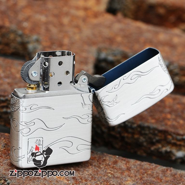 Bật lửa Zippo khắc nhẹ rồng quấn quanh