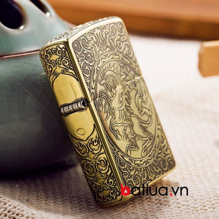 Bật lửa Zippo chính hãng vàng cổ khắc hoa văn hình ngựa