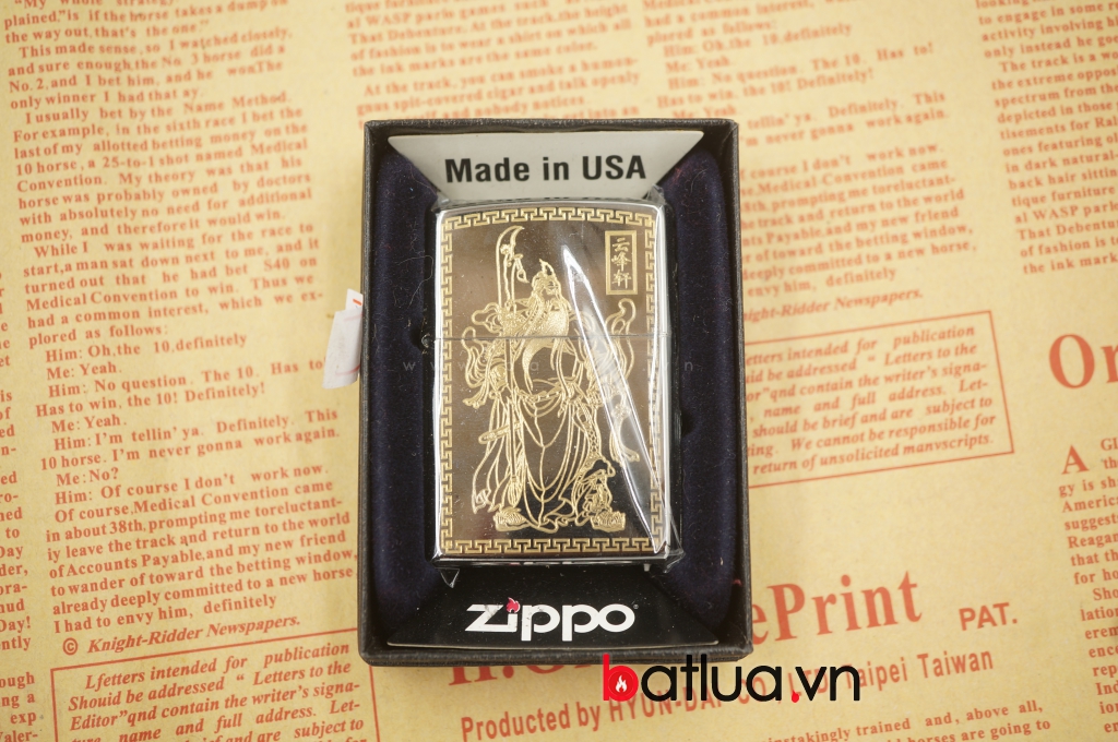 zippo chính hãng chặm khắc hình quan công mầu Sapphire