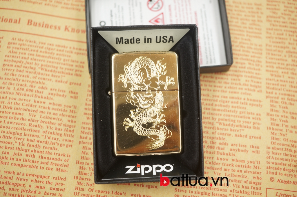 Zippo chính hãng mầu vàng bóng khắc rồng bay 1 mặt