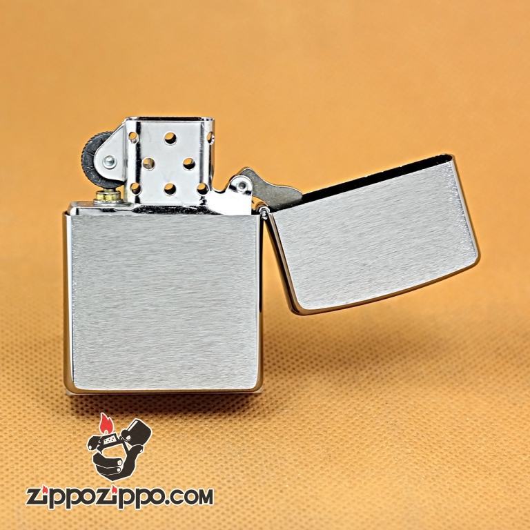 Zippo Chính Hãng Màu Bạc Đúc Hình Chó Sói Hú Dưới Ánh Trăng