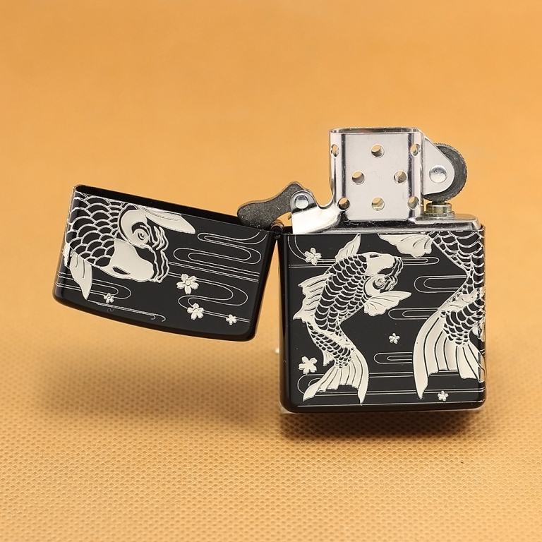 Zippo Chính Hãng Màu Đen Khắc Cặp Cá Chép Bạc Đang Bơi