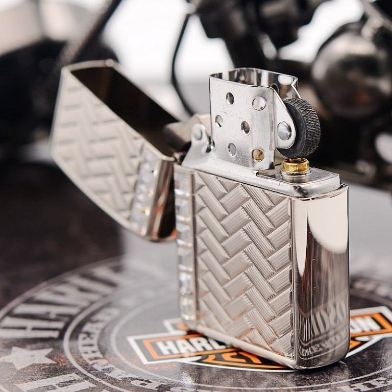 Zippo Chính Hãng Phiên Bản Hàn Quốc Trạm Khắc Vát Chéo Đính Đá