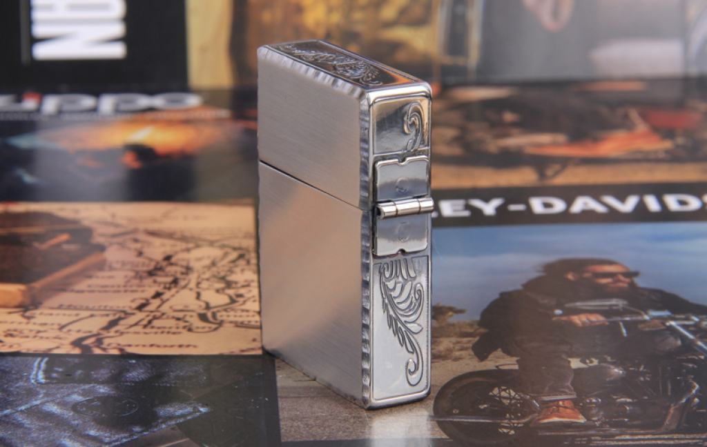 Zippo Chính Hãng Tái Bản Phiên Bản 1935 Bạc Khắc Lá Quanh Viền