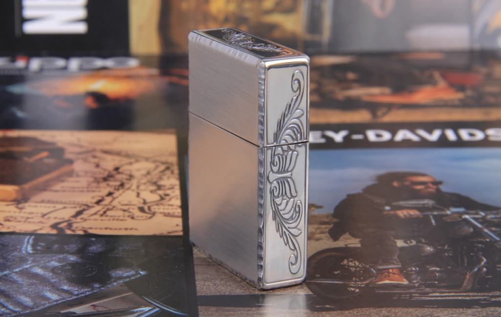 Zippo Chính Hãng Tái Bản Phiên Bản 1935 Bạc Khắc Lá Quanh Viền