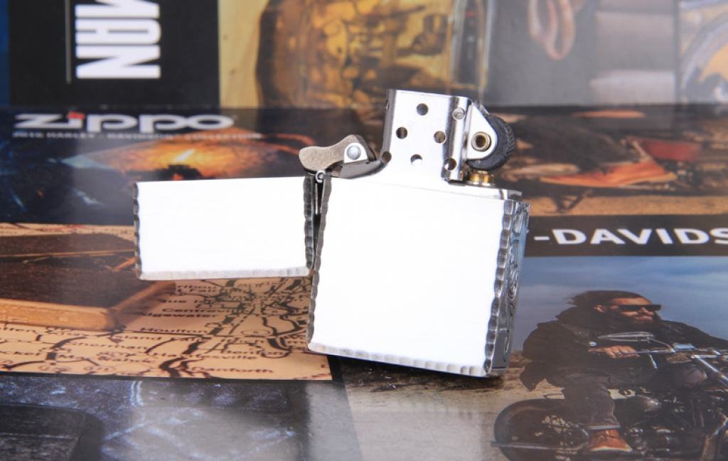 Zippo Chính Hãng Tái Bản Phiên Bản 1935 Bạc Khắc Lá Quanh Viền