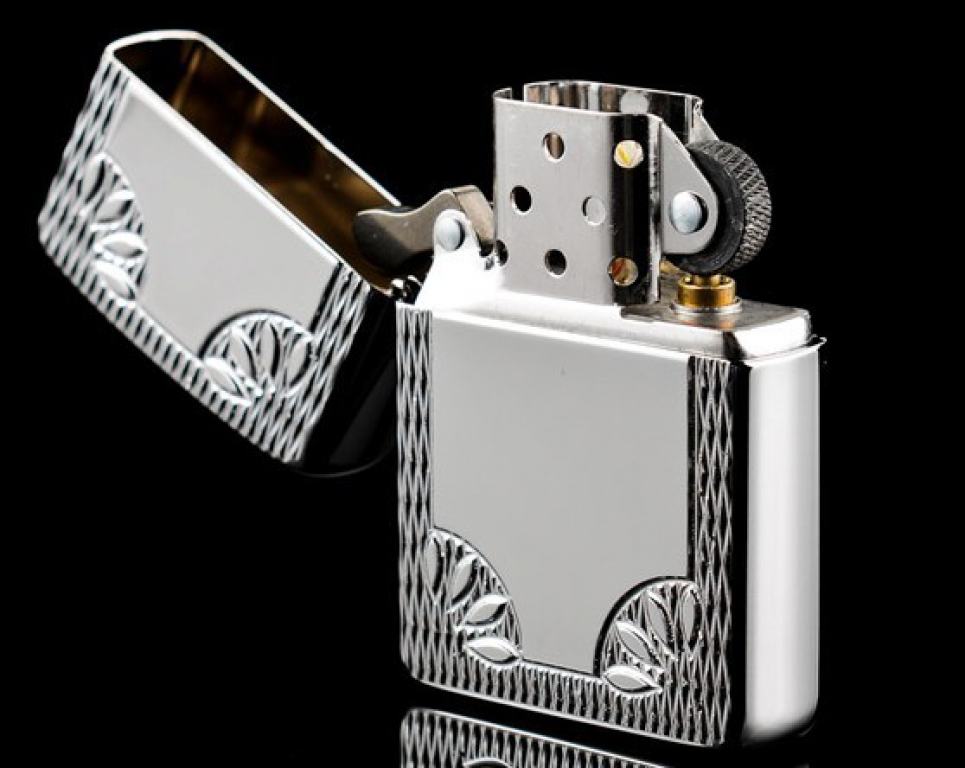 Zippo Chính Hãng Bạc Khắc Họa Tiết Lá Ở 4 Góc