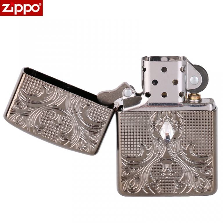 Zippo Chính Hãng Màu Đen Bóng Hoa Văn Đính Đá Vỏ Dày