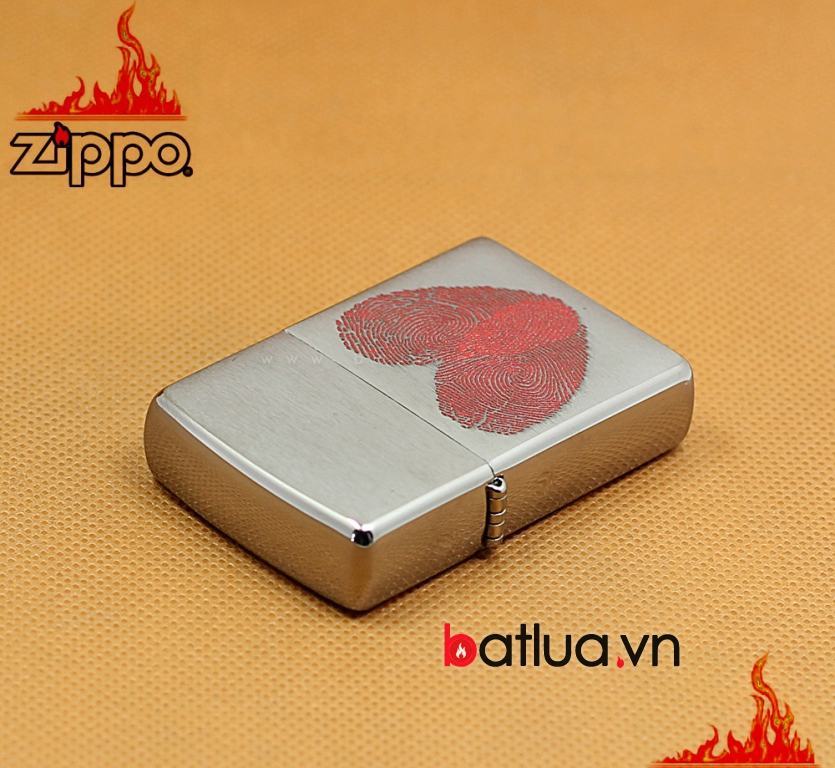 Bật lửa Zippo chính hãng in hình trái tim hoa tay