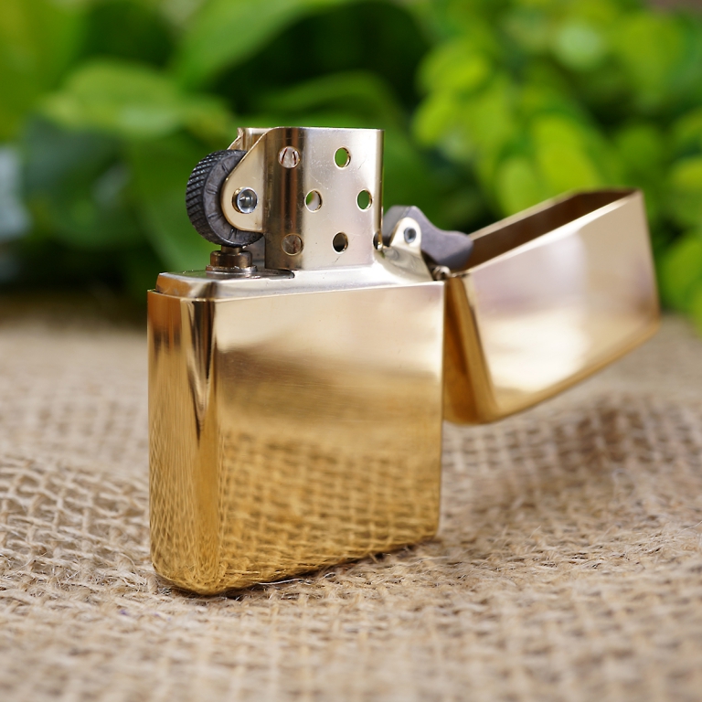 bật lửa zippo vàng bóng khắc hoa văn đẹp