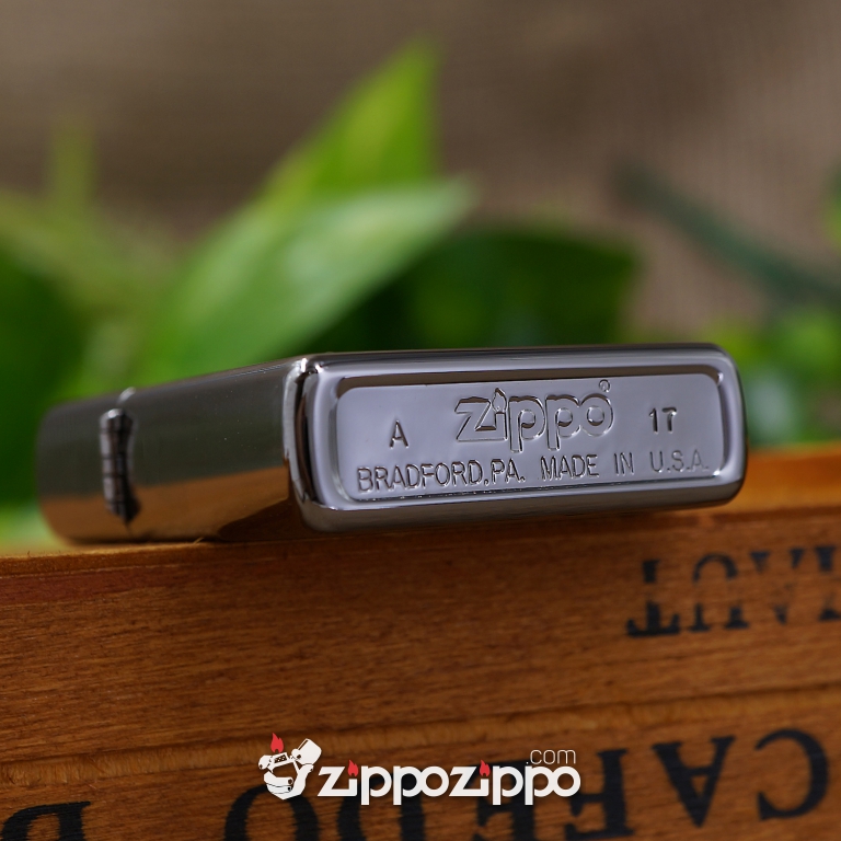 Zippo Màu Đen Bóng Chạm KHắc Tre Làng