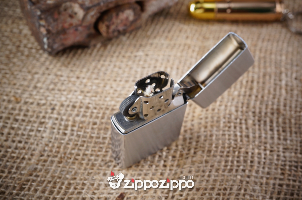 Bật lửa zippo cổ la mã kiểu mẫu chữ zi có móc treo