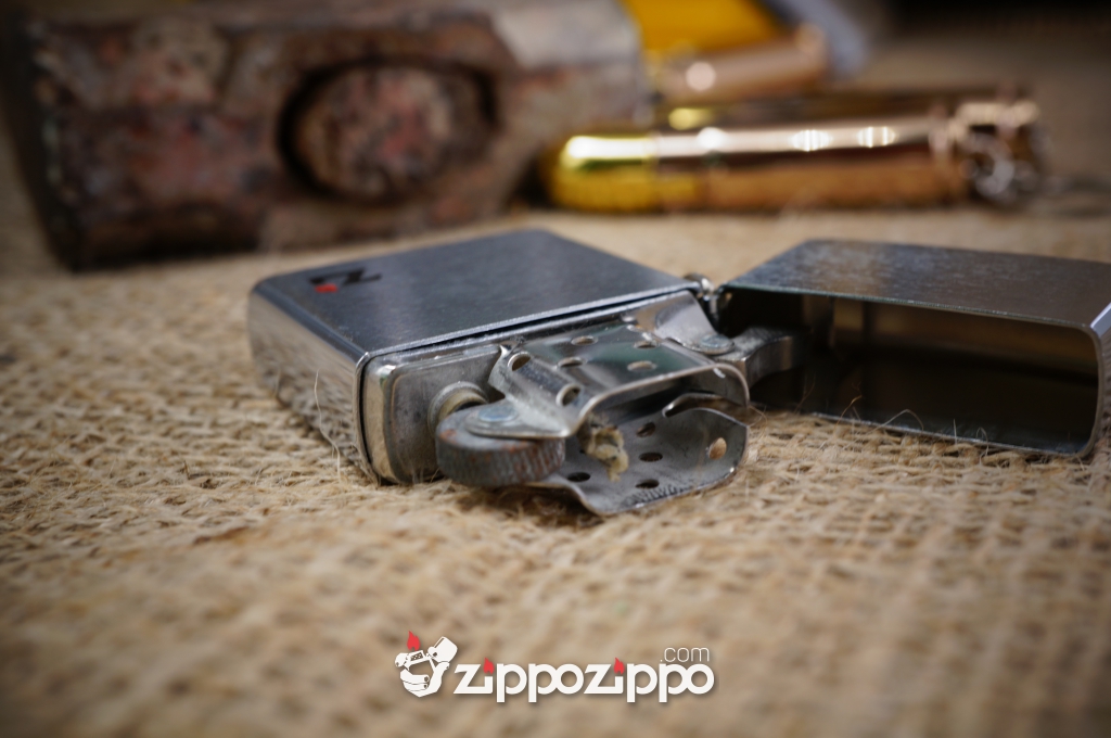 Bật lửa zippo cổ la mã kiểu mẫu chữ zi có móc treo