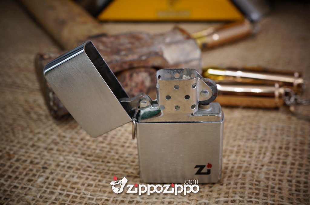 Bật lửa zippo cổ la mã kiểu mẫu chữ zi có móc treo