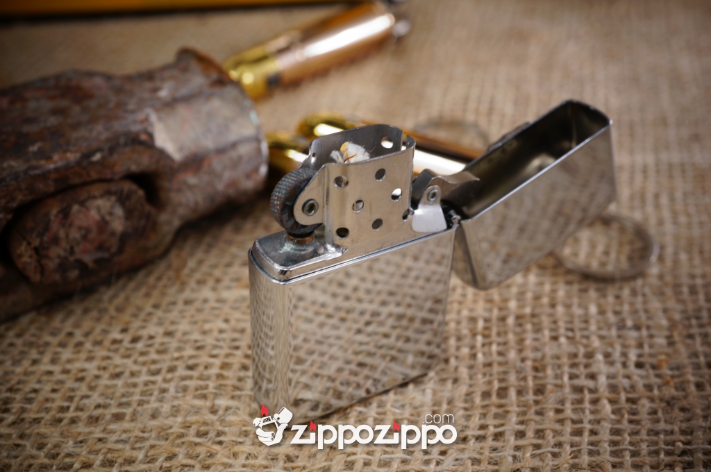 Zippo Cô Gái Hút Thuốc Nổi