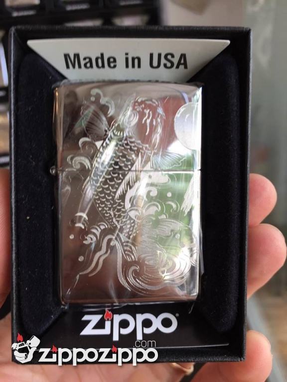 zippo chạm khắc cá chép hóa rồng mầu bạc