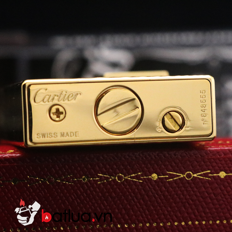 Bật lửa Cartier vuông vàng sọc