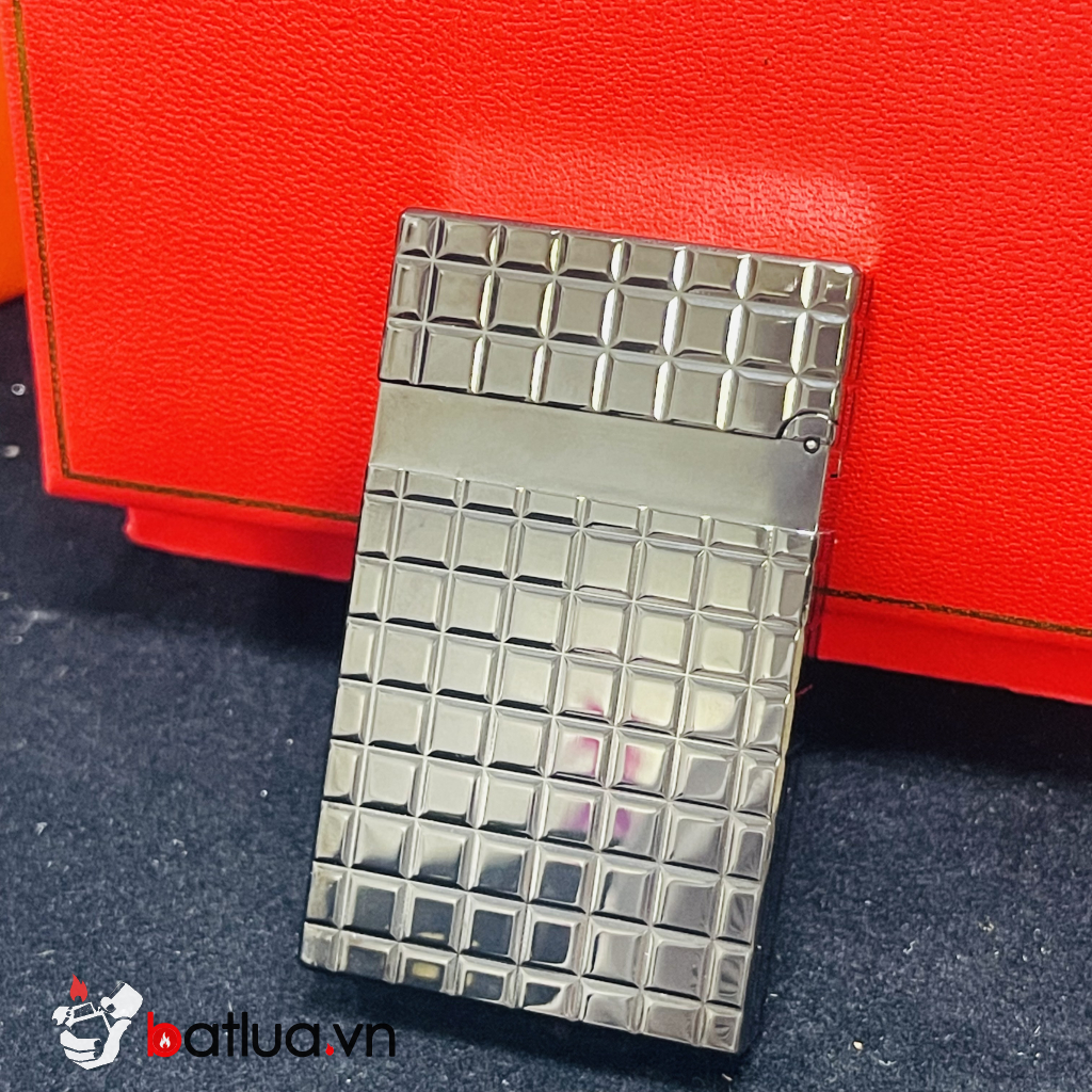 Bật lửa S.T. Dupont Ligne 2 Đen Ánh Kim Guilloché – Vân Ô Vuông Cổ Điển