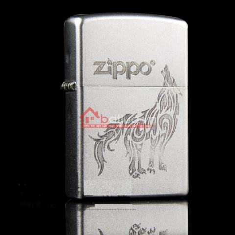 Bật lửa Zippo chính hãng bạc mờ cát khắc Sói hú