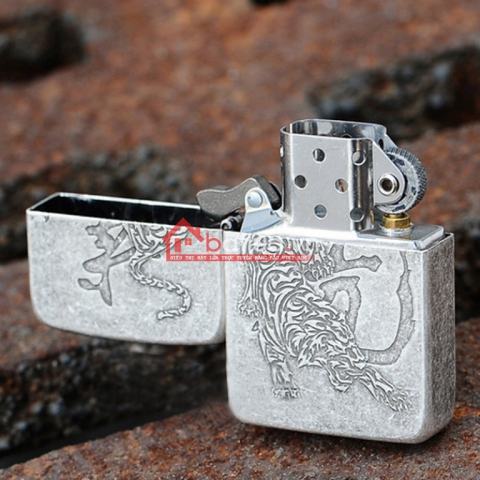 Bật lửa zippo chính hãng khắc chúa sơn lâm dũng mãnh bạc cổ điển