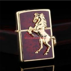 Bật lửa Zippo chính hãng mặt đỏ mặt ngựa vàng nổi - Mã SP: BL09973