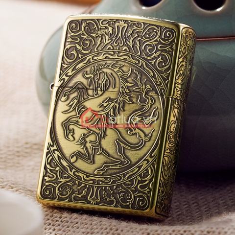 Bật lửa Zippo chính hãng vàng cổ khắc hoa văn hình ngựa