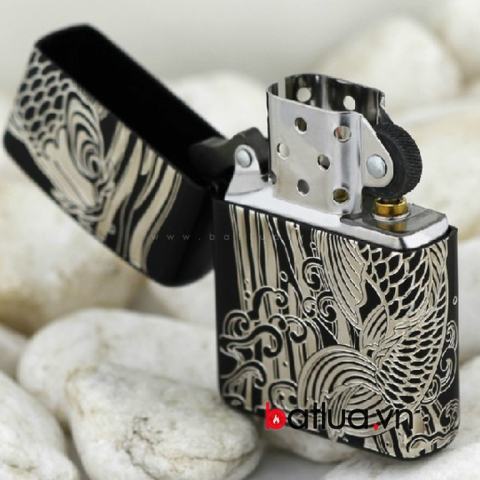 Bật lửa zippo đen in hoa văn cá chép Ver 1