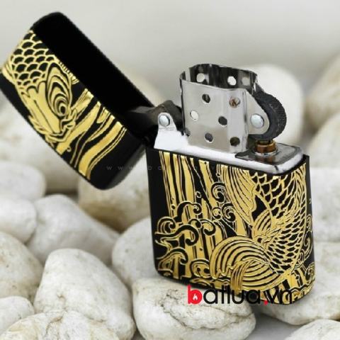 Bật lửa zippo đen in hoa văn cá chép