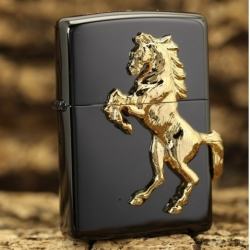 Bật lửa Zippo đen trạm ngựa nổi vàng - Mã SP: ZPC0374