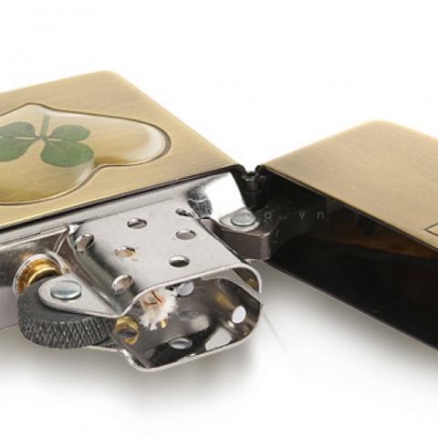 Bật lửa zippo đồng khắc cỏ bốn lá