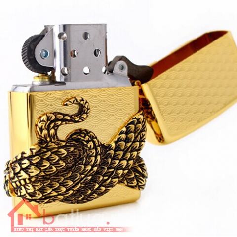 Bật lửa Zippo vàng bao phủ  mãng xà quấn quanh