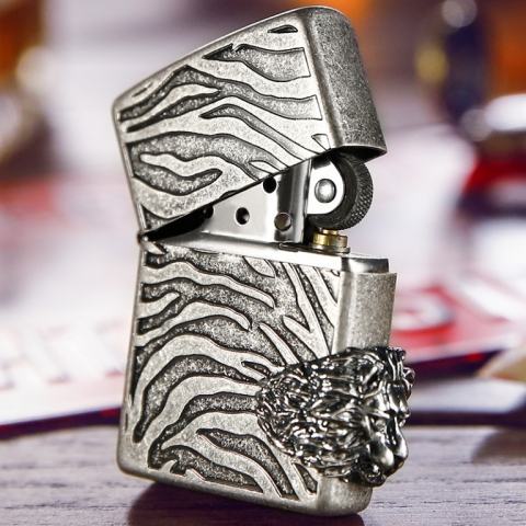 Zippo Chính Hãng Bạc Cổ Họa Tiết Ngựa Vằn Có Đầu Sư Tử Cạnh Bên