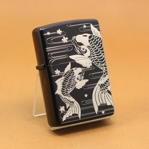 Zippo Chính Hãng Màu Đen Khắc Cặp Cá Chép Bạc Đang Bơi