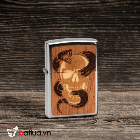 Zippo mạ Chrome in hình rắn và Skull trên nền gỗ