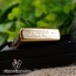 Zippo vàng bóng khắc hoa văn